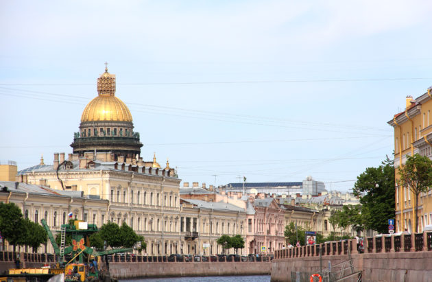 Ylväästi rakennusten yli kohoava Iisakinkirkko on yksi Pietarin tunnetuimpia kirkkoja.