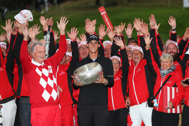 Made in Denmark -turnauksen vapaaehtoiset iloitsivat Thomas Pietersin voitosta Aalborgin illassa. Kuva: Getty Images