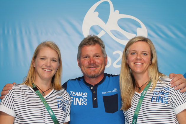 Petteri Nykky (keskellä) toimii molempien suomalaisten henkilökohtaisena valmentajana.