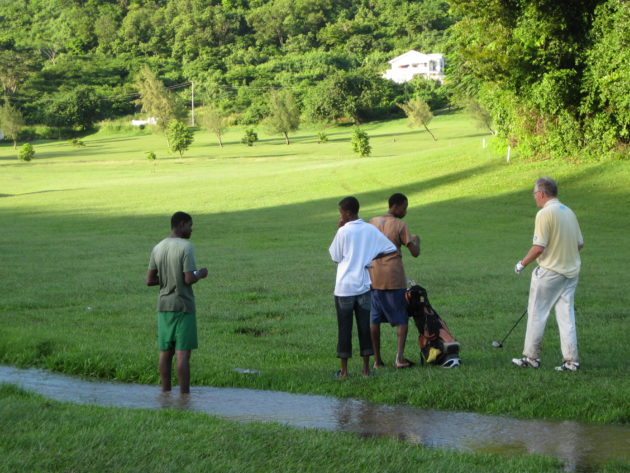Grenadan golfkentällä ei ollut puutetta vesiesteistä. 